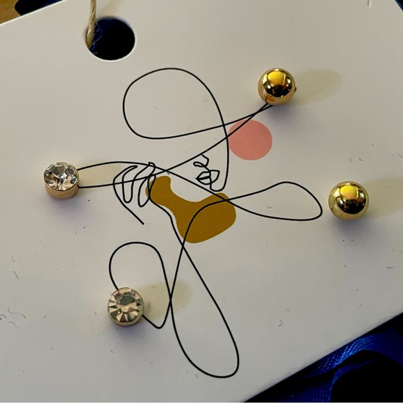 Set of gold tone stud earrings - Picture 1 of 4